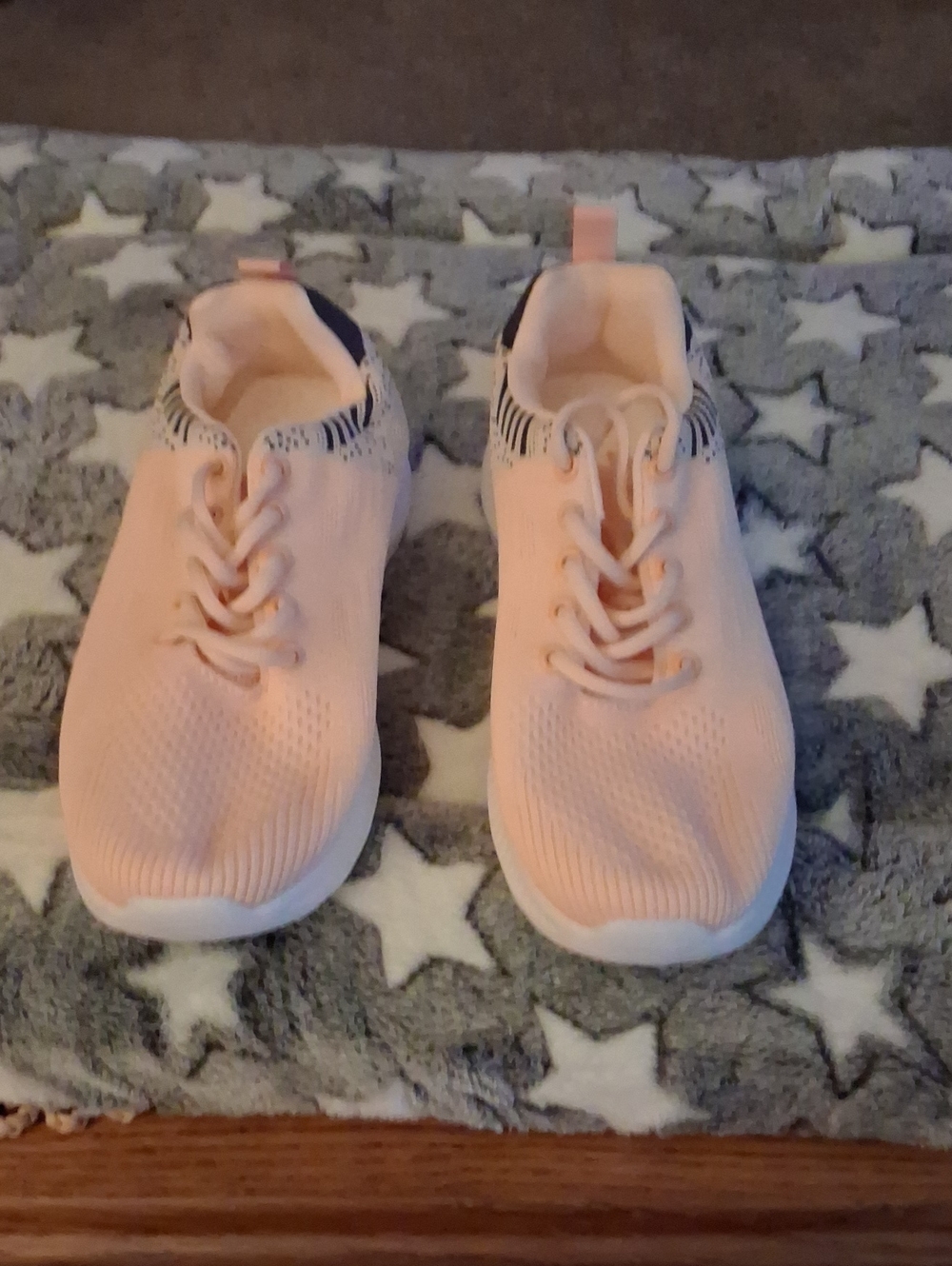 Light Pink Woman's Knit Athletic Sneakers - UnBranded Sz 9